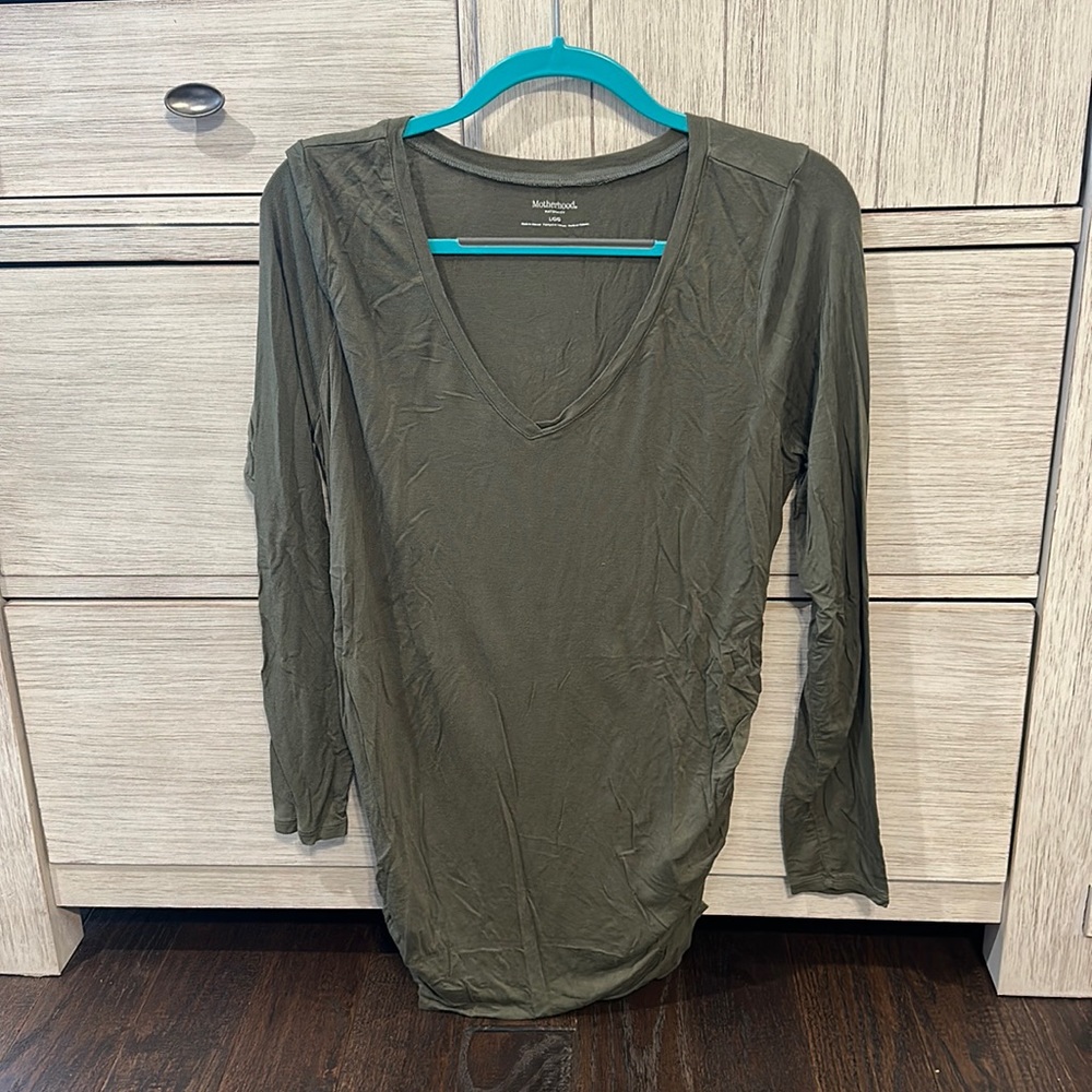 Long sleeve maternity top.